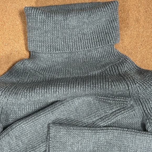 Theory Gray Wool Turtleneck Soft Long Sleeve Sweater size Petite - gently used - Picture 15 of 15
